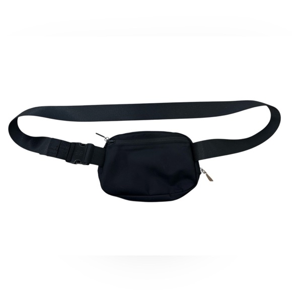 Lululemon Everywhere Belt Bag, Black, Crossbody Belt Bag - Picture 2 of 4